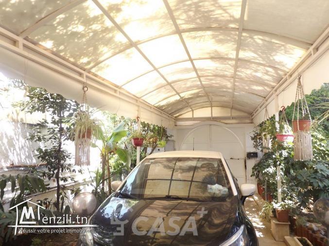 A vendre: une villa merveilleuse meublée dans une zone calme à cité Mora