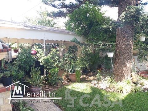 A vendre: une villa merveilleuse meublée dans une zone calme à cité Mora