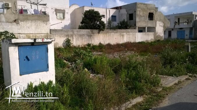 Un lot viabilisé  à vendre  à la soukra  prés closerie  tél 26122779