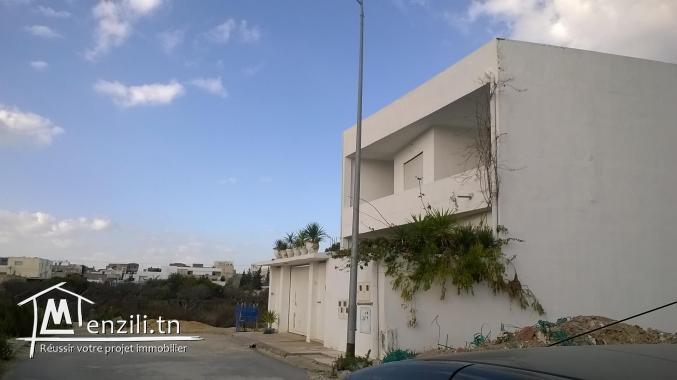 Un lot viabilisé  à vendre  à la soukra  prés closerie  tél 26122779
