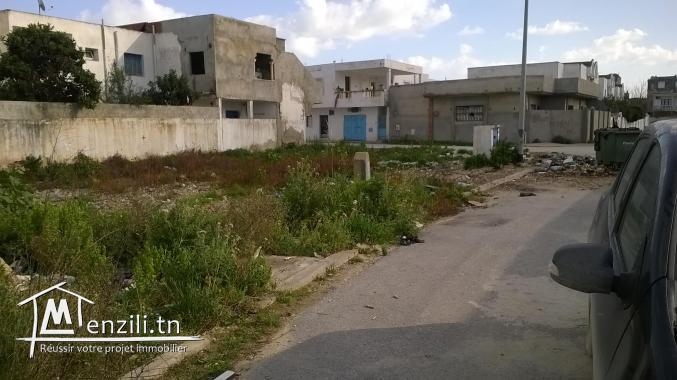 Un lot viabilisé  à vendre  à la soukra  prés closerie  tél 26122779