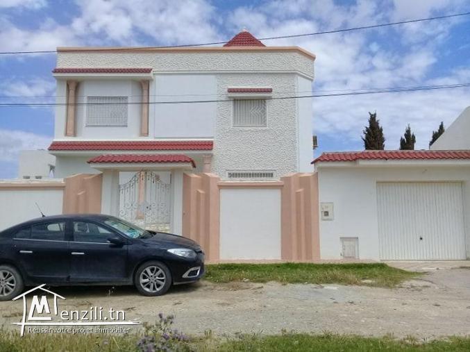 BELLE MAISON STYLE AMERICAIN A KELIBIA EN FACE DE SALLE COUVERTE DE SPORT CITE ERRIADH