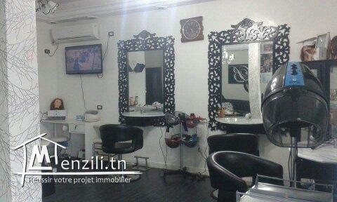 للكراء محل شاسع للحلاقة و التجميل