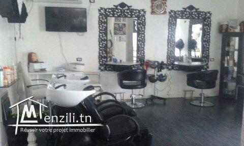 للكراء محل شاسع للحلاقة و التجميل