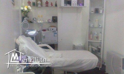 للكراء محل شاسع للحلاقة و التجميل