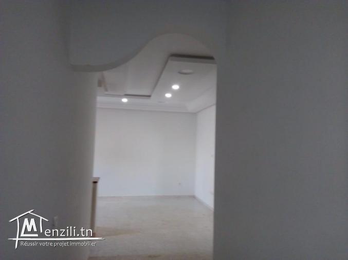 etage Villa a louer a rades meliane