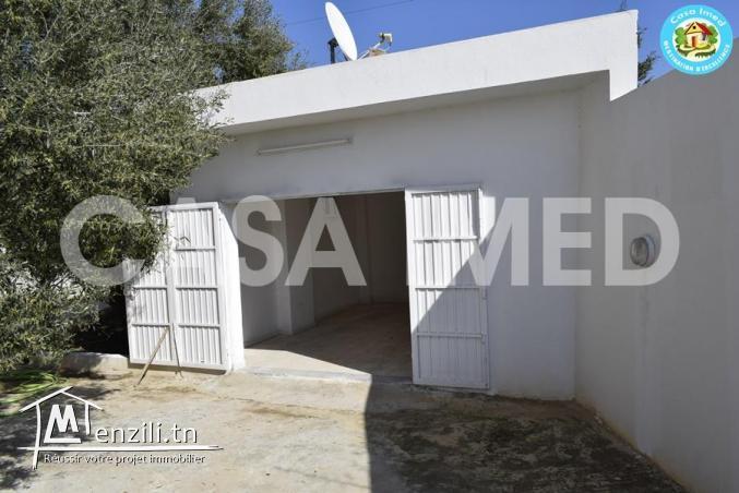 une maison avec garage sur la route principale