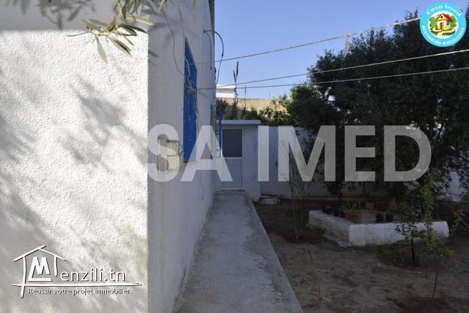 une maison avec garage sur la route principale