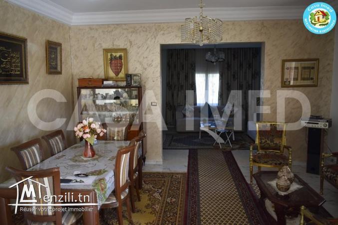 une maison avec garage sur la route principale