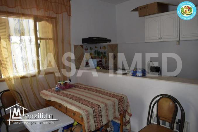 une maison avec garage sur la route principale