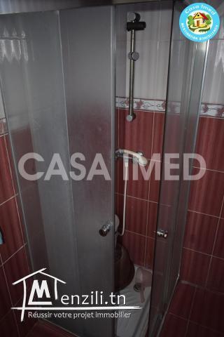 une maison avec garage sur la route principale