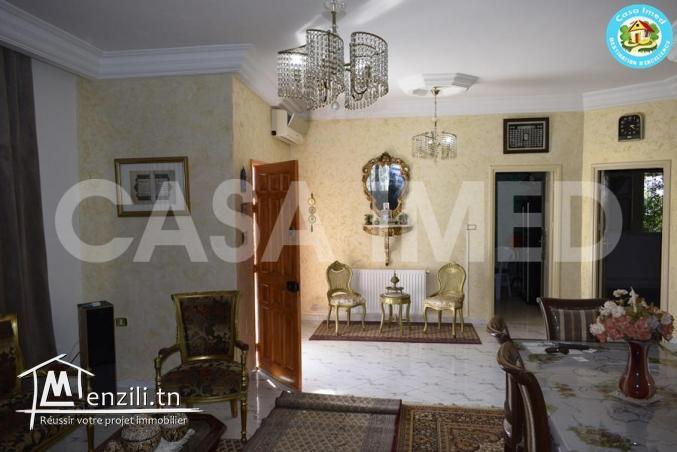 une maison avec garage sur la route principale