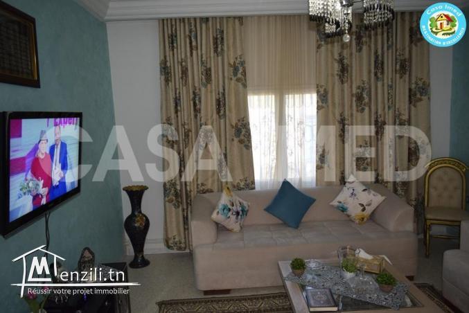 une maison avec garage sur la route principale