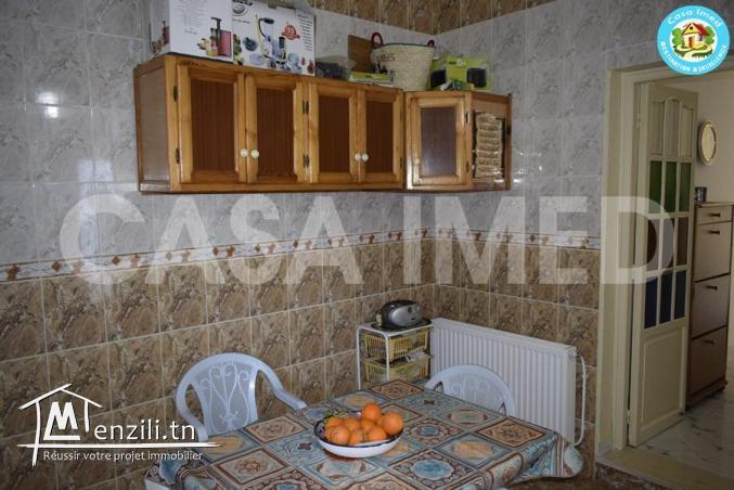 une maison avec garage sur la route principale