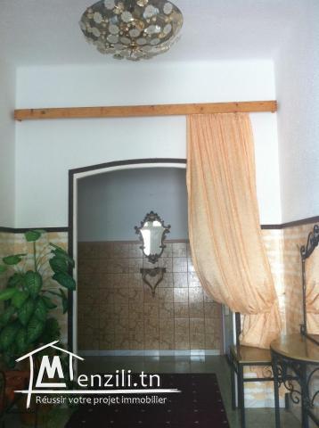 VILLA  AVEC APPARTEMENT ET JARDIN ET GARAGE A 5min de la Mer 485m2,dont 300m2 couverte