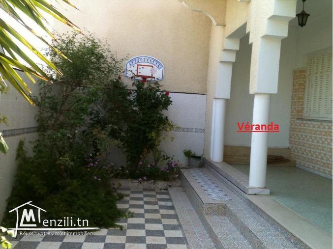 VILLA  AVEC APPARTEMENT ET JARDIN ET GARAGE A 5min de la Mer 485m2,dont 300m2 couverte