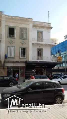 Terrain avec immeuble