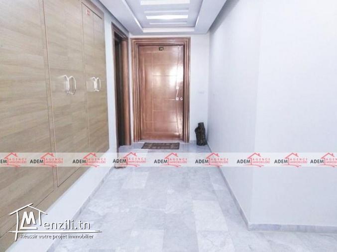 un mignon appartement situé dans un immeuble bien sécurisé  