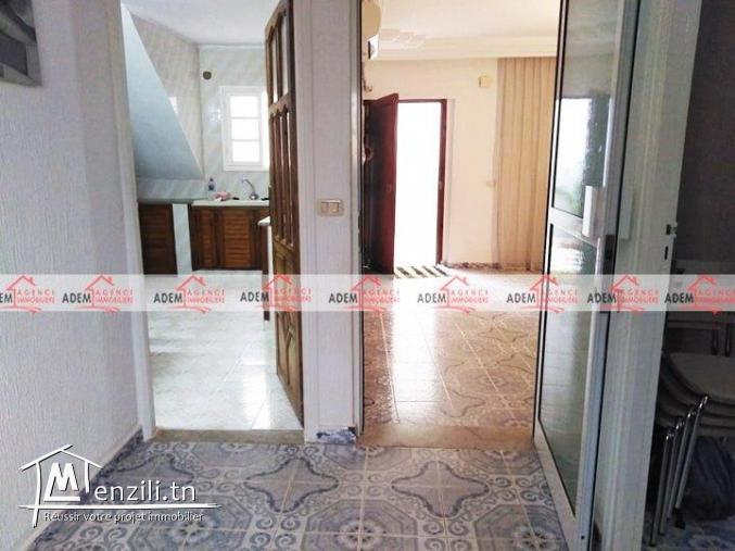 Une maison de deux étages