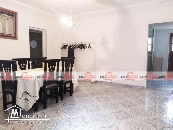 Une maison de deux étages