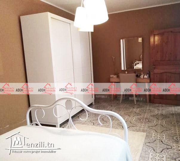 Une maison de deux étages