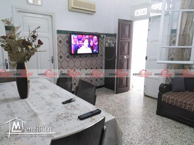 Une grande villa avec un étage