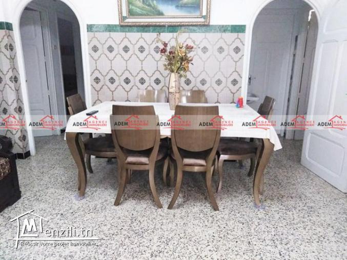 Une grande villa avec un étage