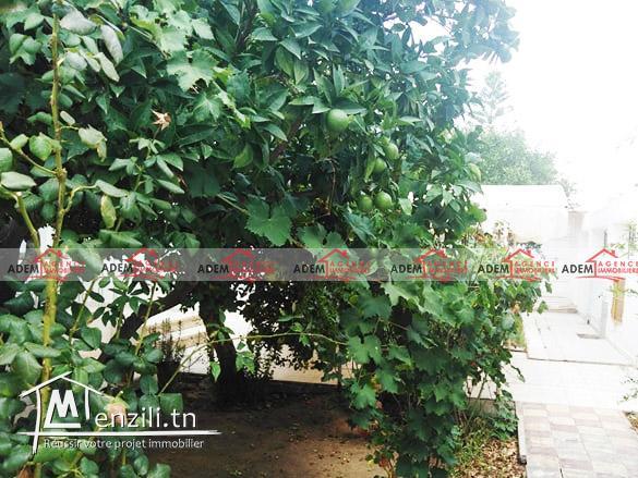 Une grande villa avec un étage