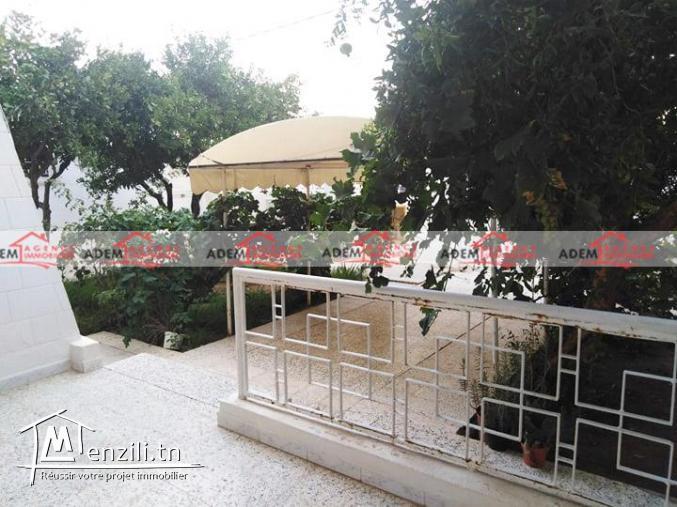 Une grande villa avec un étage