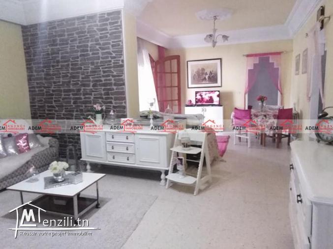 Une grande villa avec un étage