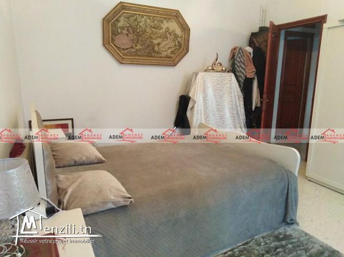 Une grande villa avec un étage