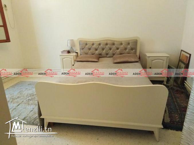 Une grande villa avec un étage