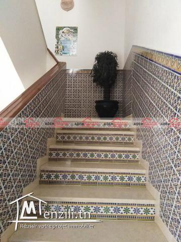 Une grande villa avec un étage