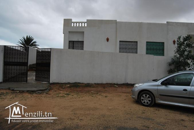 L38 : LOCATION SAISONNIÈRE D’UN STUDIO S+1 EN FACE HOTEL DAR DJERBA