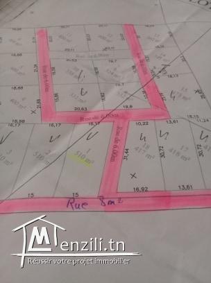 terrain ouvert sur trois routes