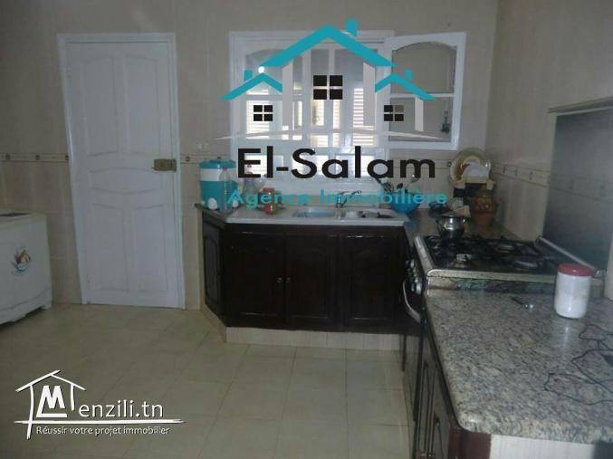 belle villa avec ungrand jardain une garage et un puits