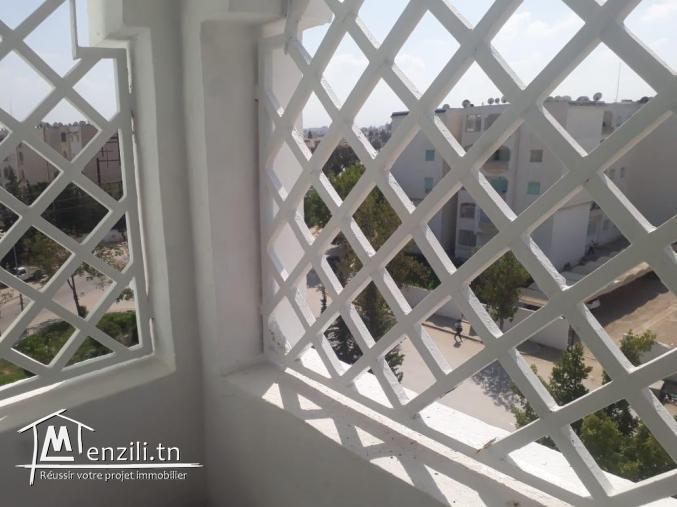 un appartement S+3  en 4 etage à Ariana ville