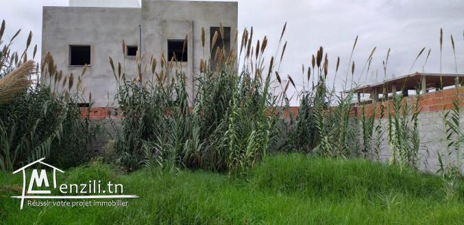 un terrain de 400 m2 