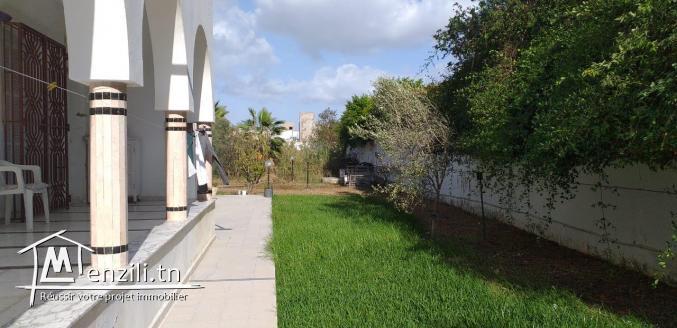 Terrain 2104 m2   avec   une charmante villa a sokra