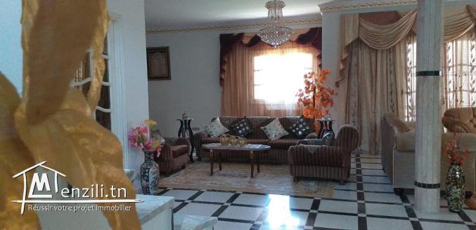 Terrain 2104 m2   avec   une charmante villa a sokra