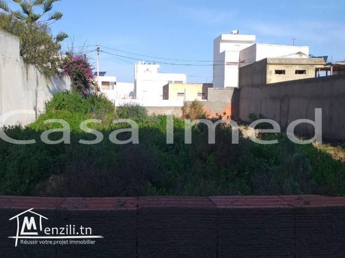 un terrain de 1225 m2