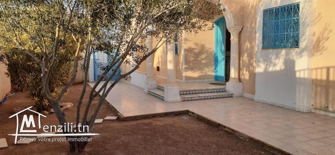 jolie maison sur la route de phare