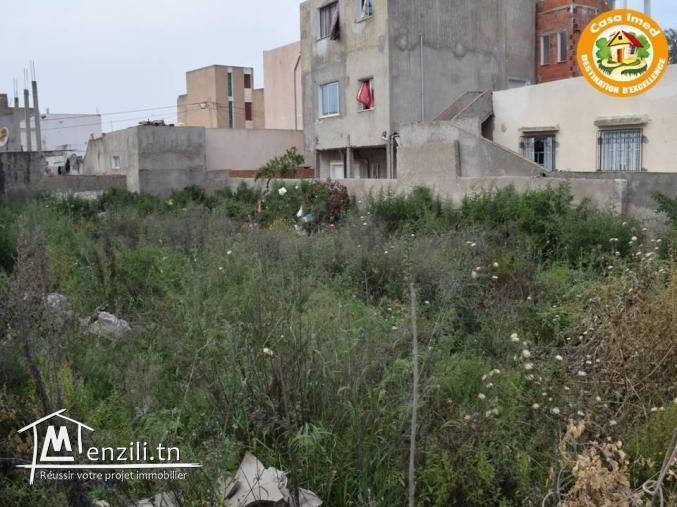 un terrain de 400 à Chotrana 1 près lotissement bouchamemoui