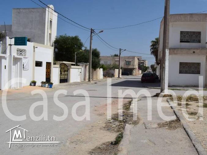 un terrain de 235 m2