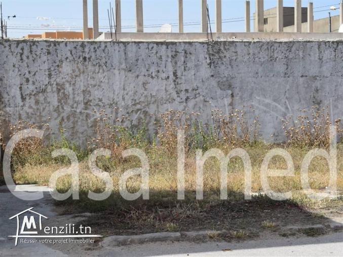 un terrain de 235 m2