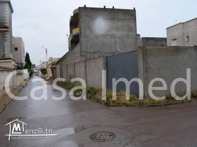 un terrain de 330 m2 