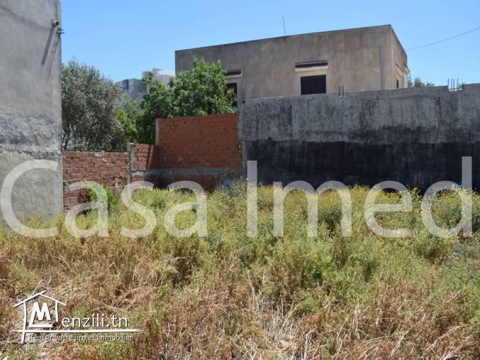 un terrain de 307 m2