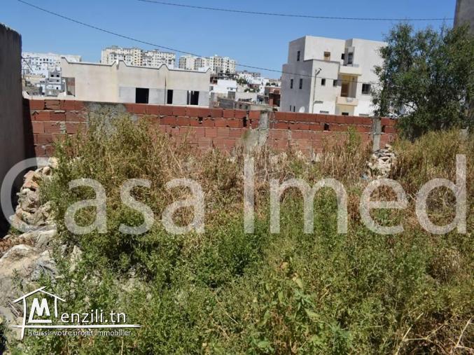 un terrain de 307 m2