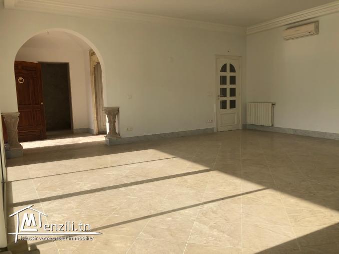 Villa sur les hauteurs d'Ennasr 2 à vendre