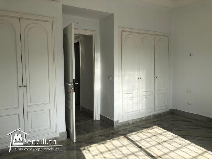 Villa sur les hauteurs d'Ennasr 2 à vendre